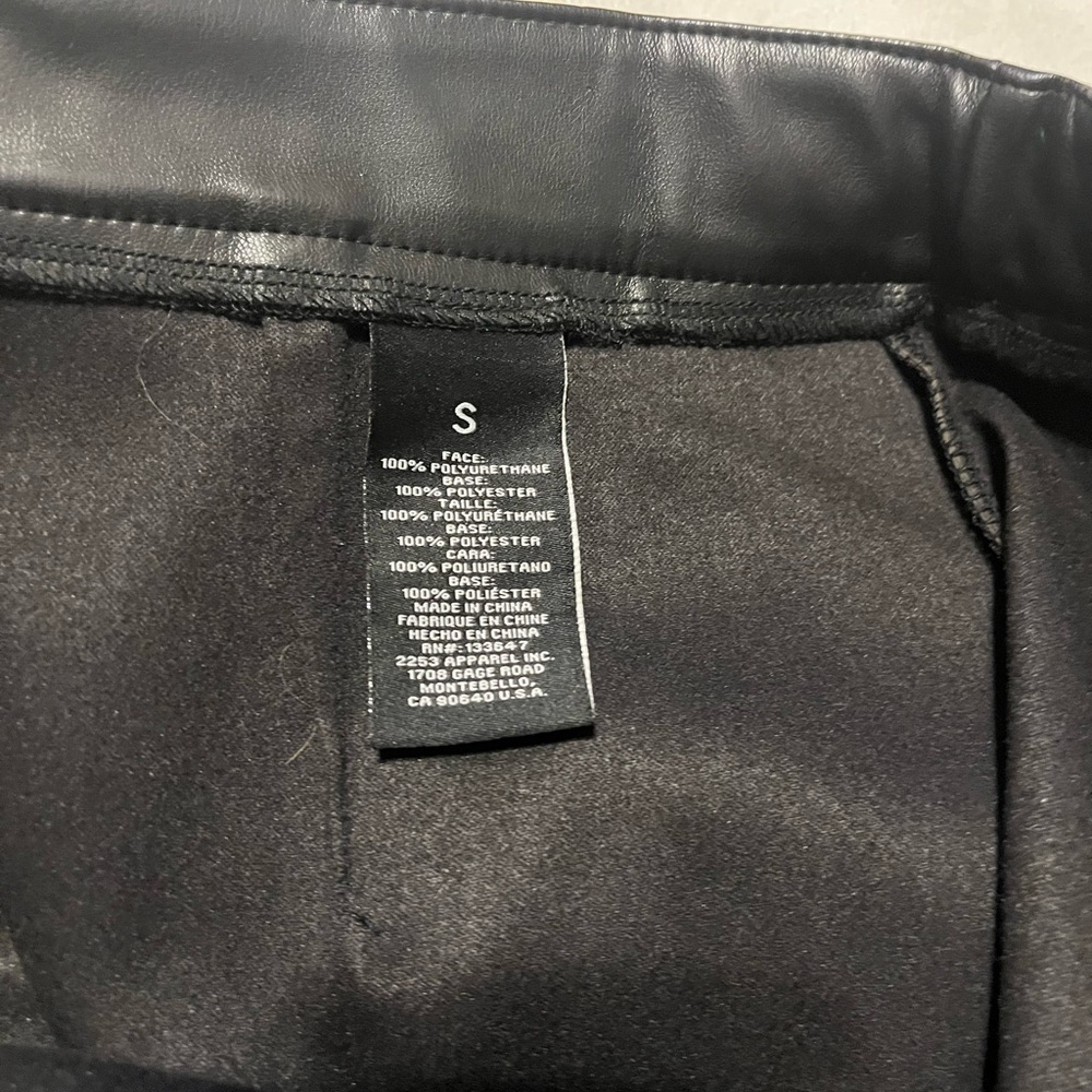 Kendall+Kylie Black Faux Leather Mini Skirt Size S Front Slit Trendy Edgy Chic - Picture 3 of 6